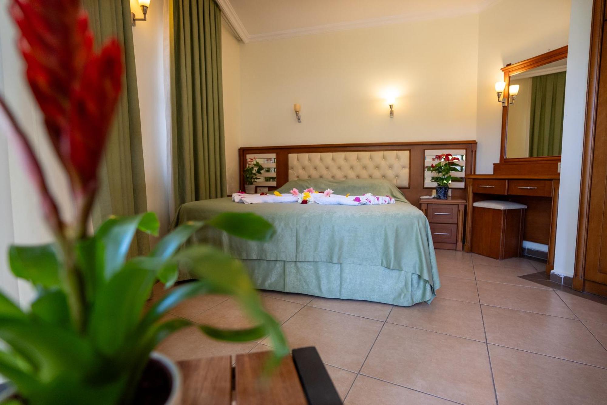Club Karakas Apart Otel Мармарис Екстериор снимка
